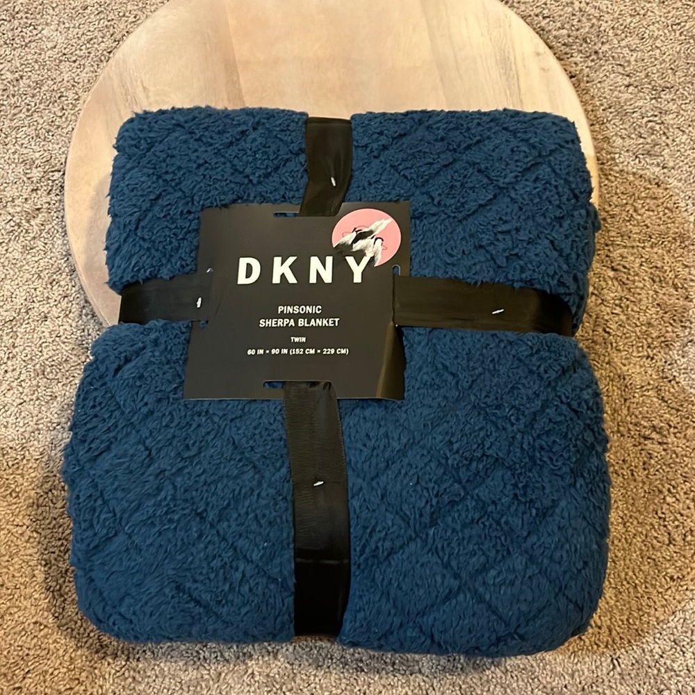 DKNY Pinsonic Sherpa Twin Throw Blanket blue new 60”x90”
